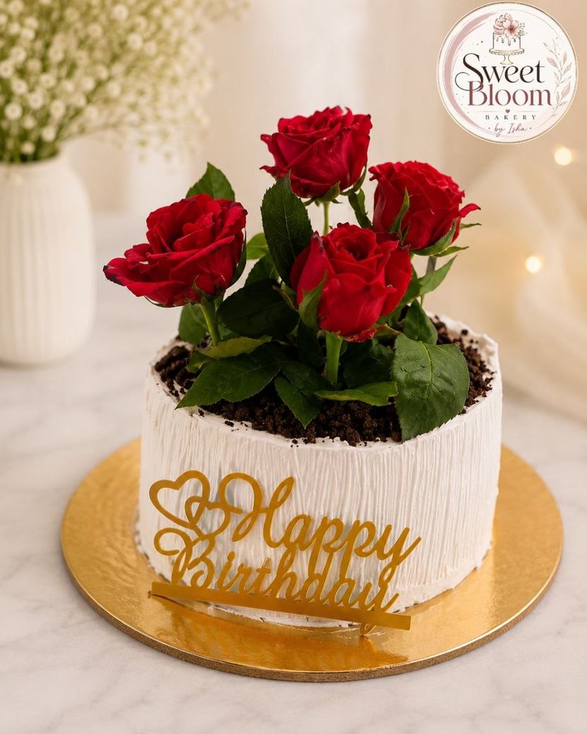 Birthday cake with fresh red roses and a gold topper — Asansol