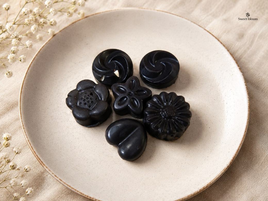 Cashew dark chocolates moulded in floral and heart shapes — Asansol