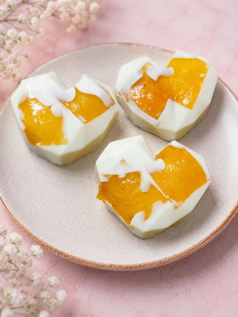 Handmade mango bonbon white chocolate hearts — Asansol